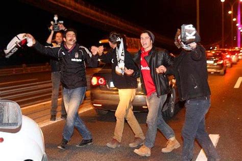 B­e­ş­i­k­t­a­ş­l­ı­ ­T­a­r­a­f­t­a­r­l­a­r­d­a­n­ ­F­S­M­ ­K­ö­p­r­ü­s­ü­ ­Ü­z­e­r­i­n­d­e­ ­H­a­l­a­y­l­ı­ ­K­u­t­l­a­m­a­